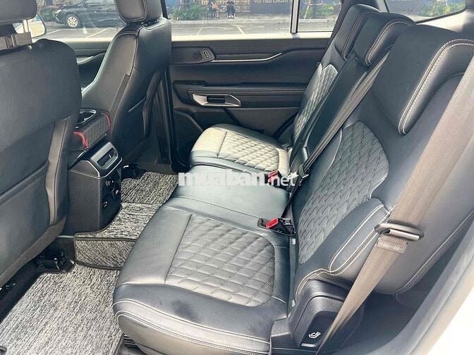 Ford Everest Platinum 4x4 Trắng 13000 km