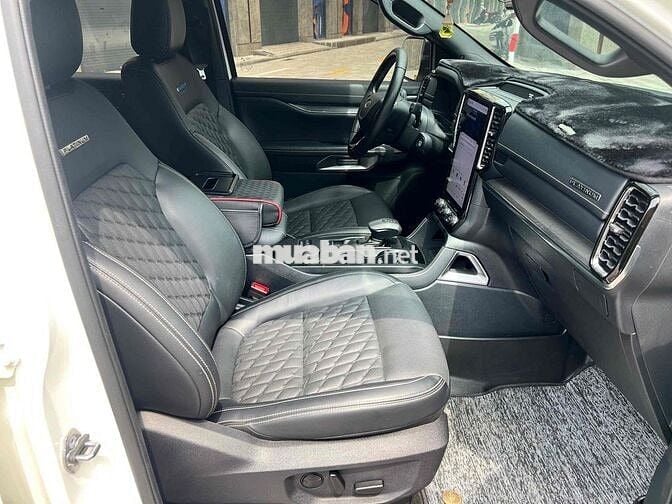 Ford Everest Platinum 4x4 Trắng 13000 km