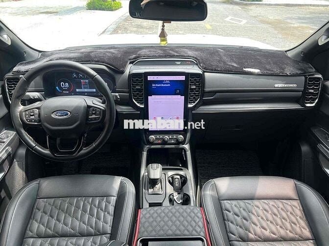 Ford Everest Platinum 4x4 Trắng 13000 km