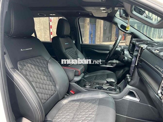 Ford Everest Platinum 4x4 Trắng 13000 km