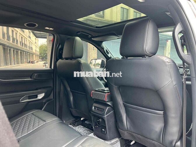Ford Everest Platinum 4x4 Trắng 13000 km