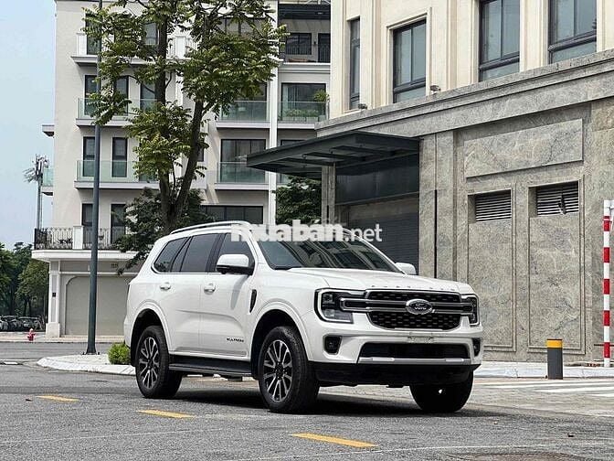 Ford Everest Platinum 4x4 Trắng 13000 km