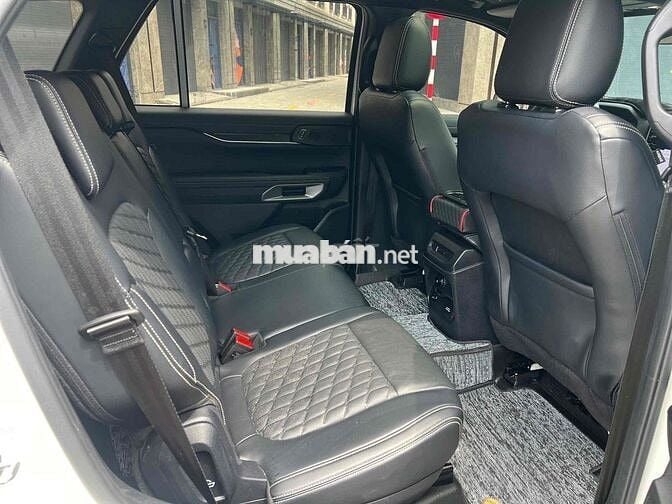 Ford Everest Platinum 4x4 Trắng 13000 km
