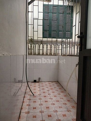 Cho thuê nhà chính chủ, nhà riêng 2 tầng, ngõ Văn Chương, quận Đống Đa