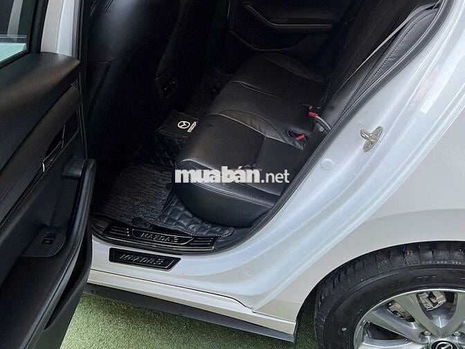 Mazda 3 Luxury 2025 màu trắng lướt 15.000 km
