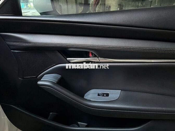 Mazda 3 Luxury 2025 màu trắng lướt 15.000 km