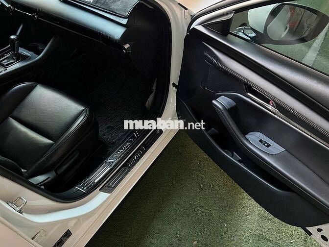 Mazda 3 Luxury 2025 màu trắng lướt 15.000 km