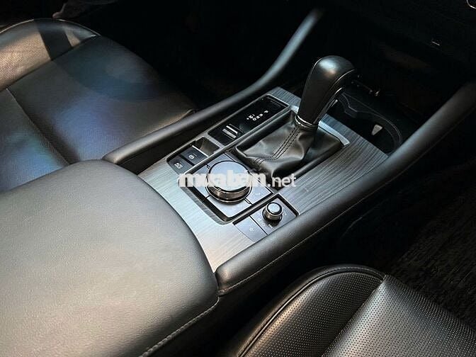 Mazda 3 Luxury 2025 màu trắng lướt 15.000 km
