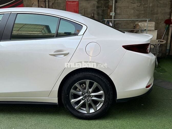 Mazda 3 Luxury 2025 màu trắng lướt 15.000 km
