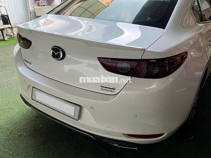 Mazda 3 Luxury 2025 màu trắng lướt 15.000 km