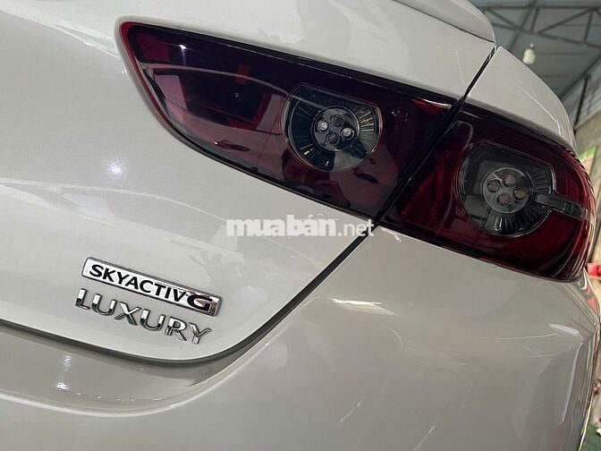 Mazda 3 Luxury 2025 màu trắng lướt 15.000 km
