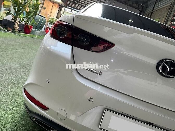 Mazda 3 Luxury 2025 màu trắng lướt 15.000 km