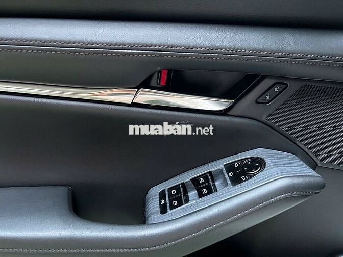 Mazda 3 Luxury 2025 màu trắng lướt 15.000 km