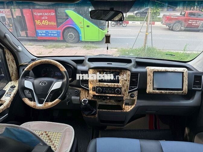 Hyundai Solati Limosin 2019 16 chỗ Trắng