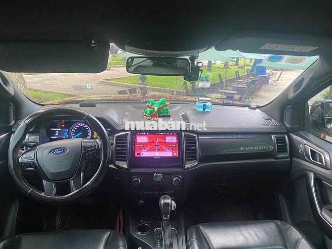 Ford Everest  màu Đỏ