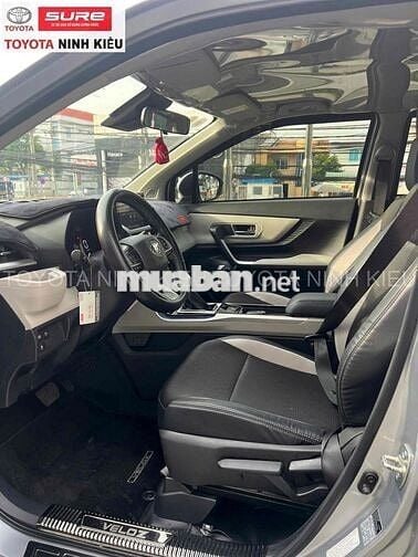 Toyota Veloz Cross Top 2025 Bạc 27.000 Km