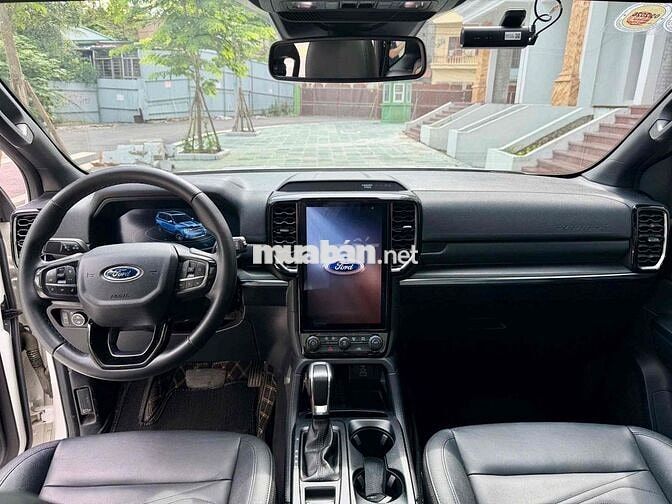 Ford Everest Titanium SX 2022 Trắng