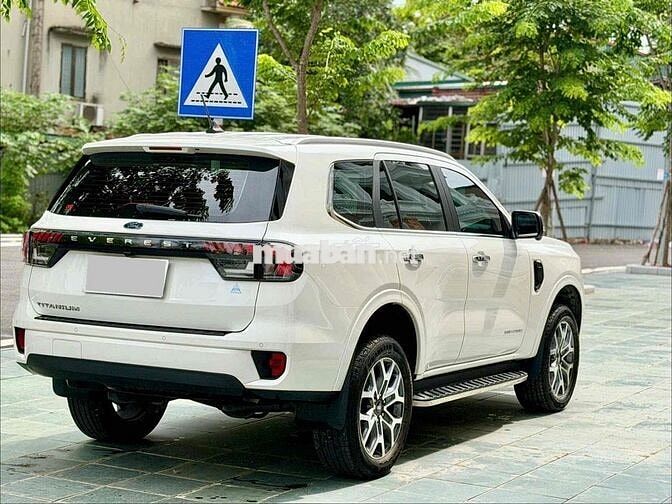 Ford Everest Titanium SX 2022 Trắng