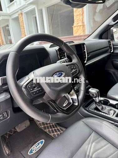 Ford Everest Titanium SX 2022 Trắng