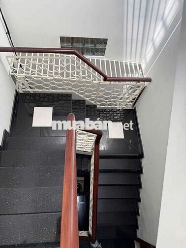 Cho thuê nguyên căn 5pn, hầm xe, sát mt đường Phạm Văn Chiêu P14 gòvấp
