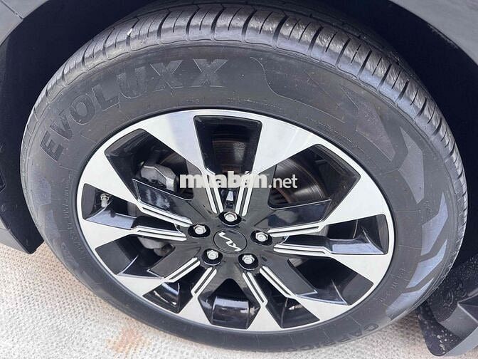Kia Carnival 8 chỗ Tự động Xăng Đen