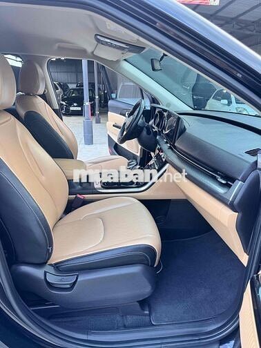 Kia Carnival 8 chỗ Tự động Xăng Đen