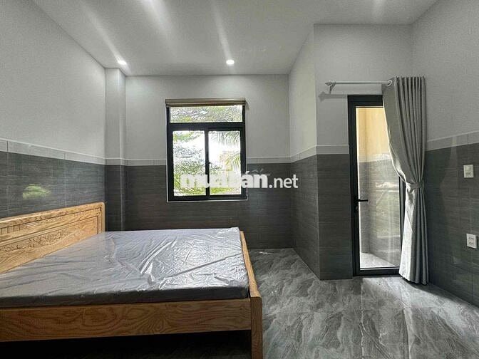 CHO THUÊ PHÒNG MỚI XÂY, BAN CÔNG THOÁNG, NGAY ĐẠI HỌC VĂN LANG