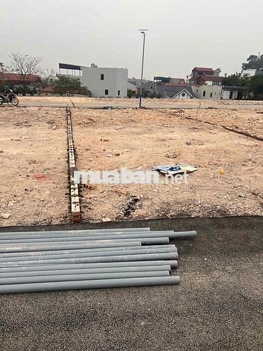 An Quang Đông Cứu Gia bình  Sát chợ núi Trường học ngay cạnh  phía trư