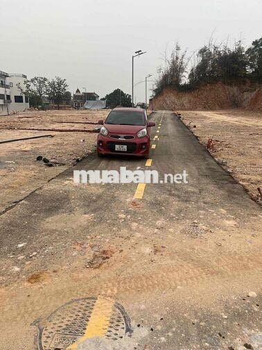 An Quang Đông Cứu Gia bình  Sát chợ núi Trường học ngay cạnh  phía trư