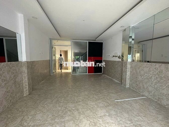 Nhà mới - MT Thủ Khoa Huân Q1 2 lầu giá chỉ 1xx. Khu khách sạn bao vây