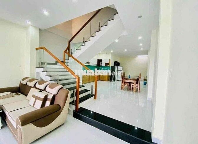 CHO THUÊ NHÀ MẶT TIỀN 5PN ,5WC KÍN FULL NỘI THẤT