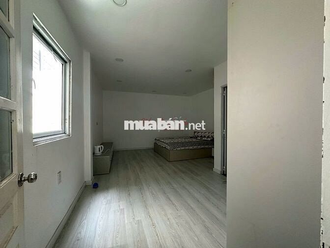 Nhà mới - MT Thủ Khoa Huân Q1 2 lầu giá chỉ 1xx. Khu khách sạn bao vây
