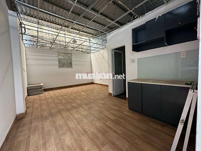 Nhà mới - MT Thủ Khoa Huân Q1 2 lầu giá chỉ 1xx. Khu khách sạn bao vây