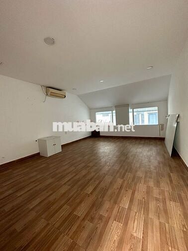 Nhà mới - MT Thủ Khoa Huân Q1 2 lầu giá chỉ 1xx. Khu khách sạn bao vây