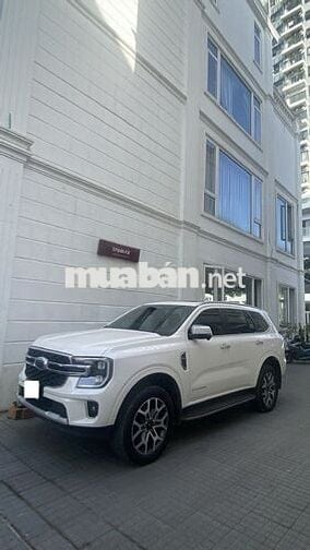 Ford Everest Titanium 4x4 2022 Trắng ngọc trai
