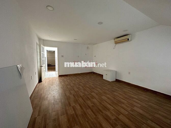 Nhà mới - MT Thủ Khoa Huân Q1 2 lầu giá chỉ 1xx. Khu khách sạn bao vây