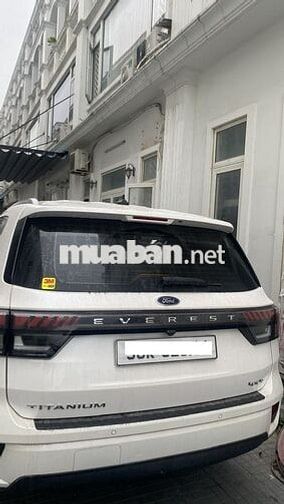 Ford Everest Titanium 4x4 2022 Trắng ngọc trai