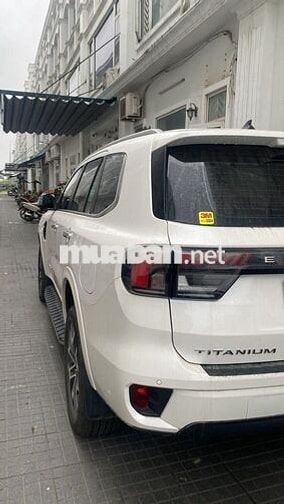 Ford Everest Titanium 4x4 2022 Trắng ngọc trai