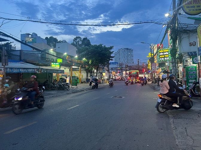 ⭐️Nhà 4 lầu THANG MÁY Mặt tiền kinh doanh sầm uất 560 Phạm Văn Chiêu
