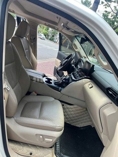 Land Cruiser LC300 sản xuất 2021. Giá chỉ loanh quanh 4 đồng.