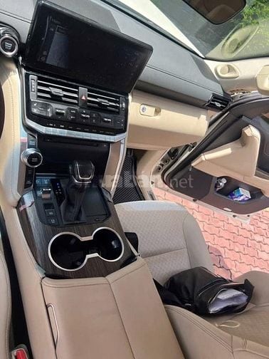 Land Cruiser LC300 sản xuất 2021. Giá chỉ loanh quanh 4 đồng.