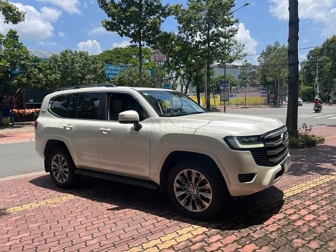 Land Cruiser LC300 sản xuất 2021. Giá chỉ loanh quanh 4 đồng.