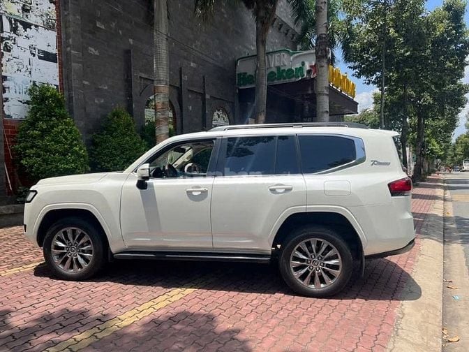 Land Cruiser LC300 sản xuất 2021. Giá chỉ loanh quanh 4 đồng.