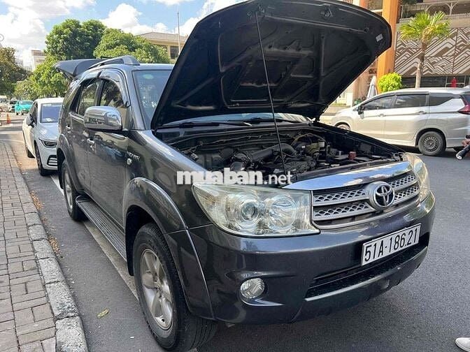 Toyota Fortuner 2011 2 cầu bản cao cấp Xám