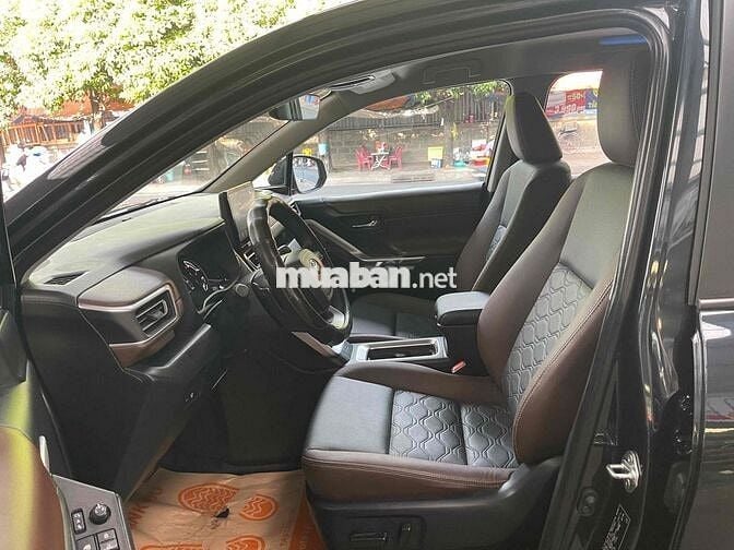 Toyota Innova Cross 2.0V 2025 / Giá thương lượng