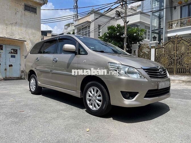 Toyota Innova E 2013 Vàng cát 8 chỗ
