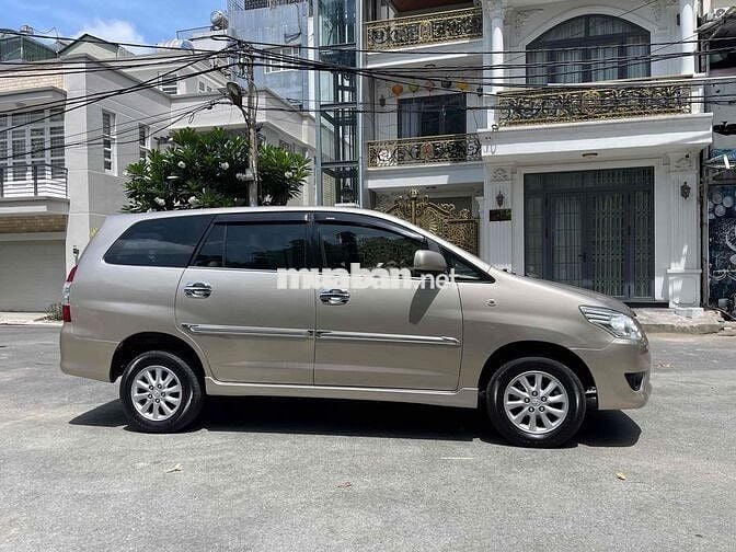 Toyota Innova E 2013 Vàng cát 8 chỗ