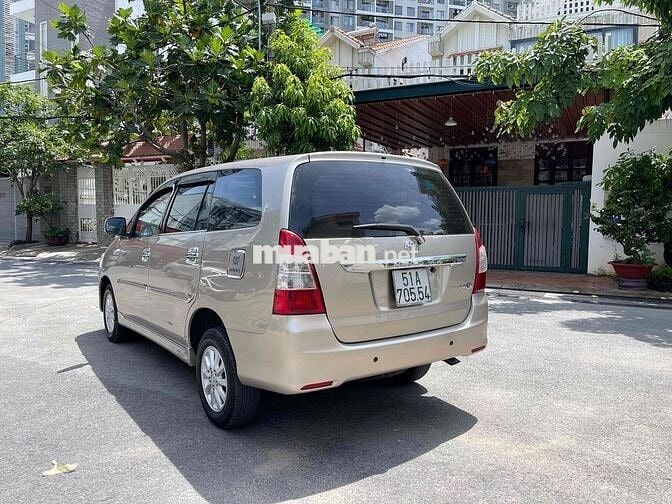 Toyota Innova E 2013 Vàng cát 8 chỗ