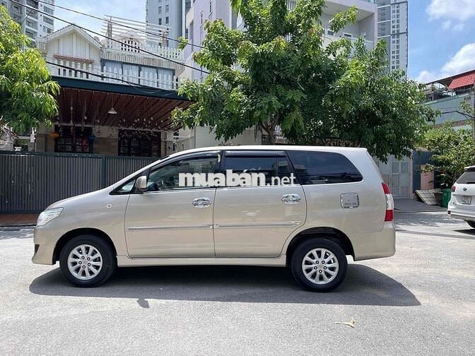 Toyota Innova E 2013 Vàng cát 8 chỗ