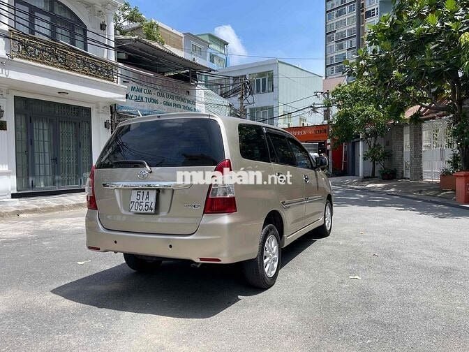 Toyota Innova E 2013 Vàng cát 8 chỗ